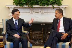 President Obama and Chinese Foreign Minister Yang Jiechi wearing suits.